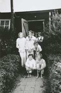 876284 Afbeelding van een groep meisjes, leerlingen van de Nederlands Hervormde Gemeenteschool nr. 2 (Waterstraat 27) ...